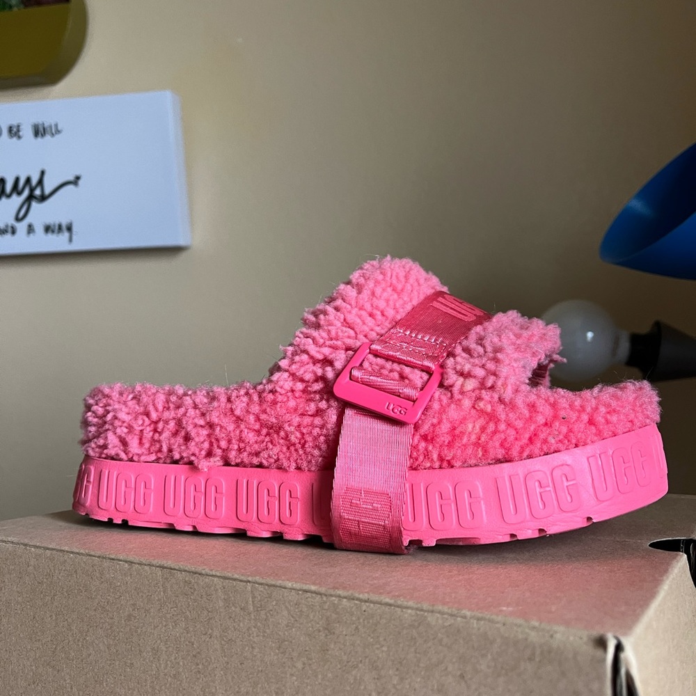 UGG Slide😍 size 7 in womens 7/10 condition